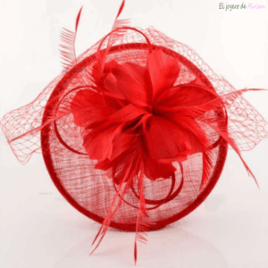 Tocado rojo con redecilla
