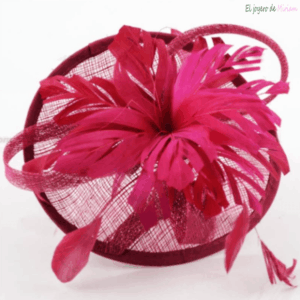 Tocado burdeos con plumas