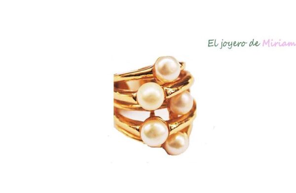 Anillo dorado y perlas