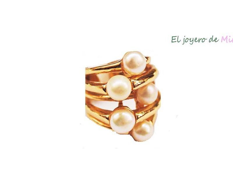 Anillo dorado y perlas