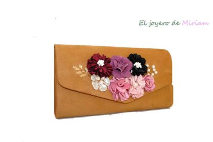 Bolso clutch marrón con flores