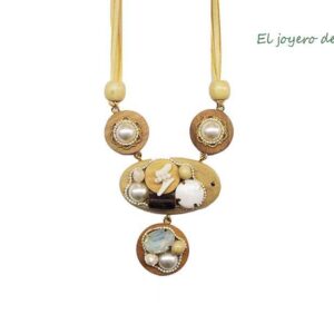 Collar de madera y perlas