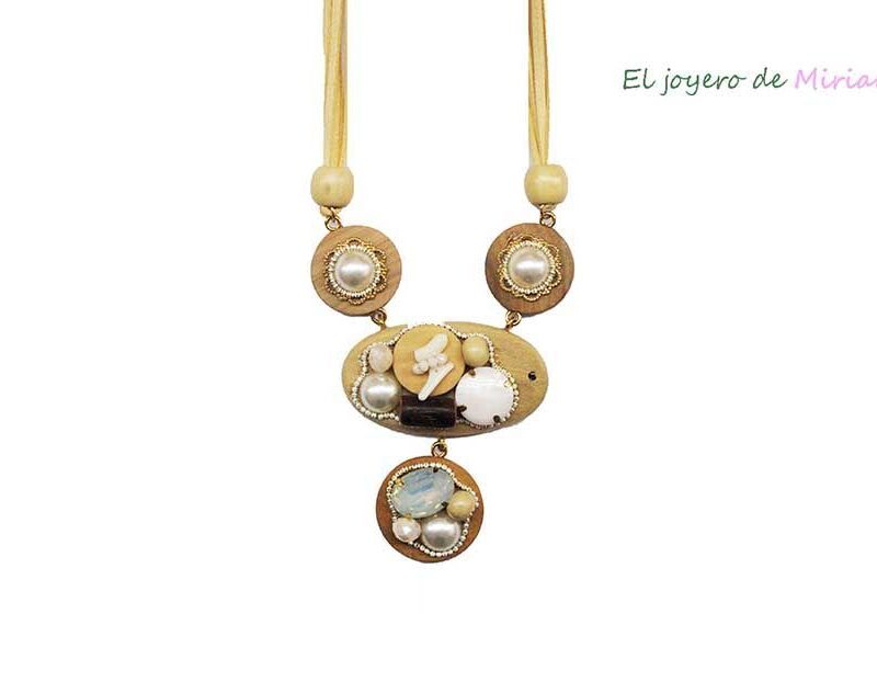 Collar de madera y perlas