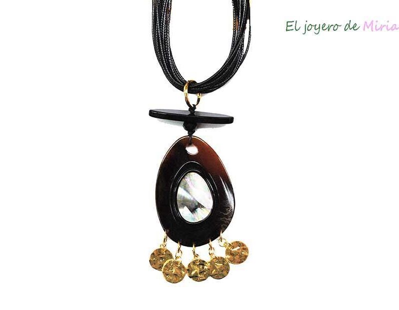 Collar de cuero y resina