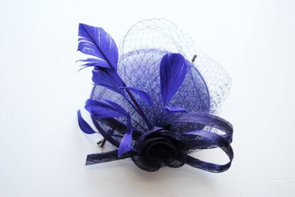 Tocado casquete morado cardenal