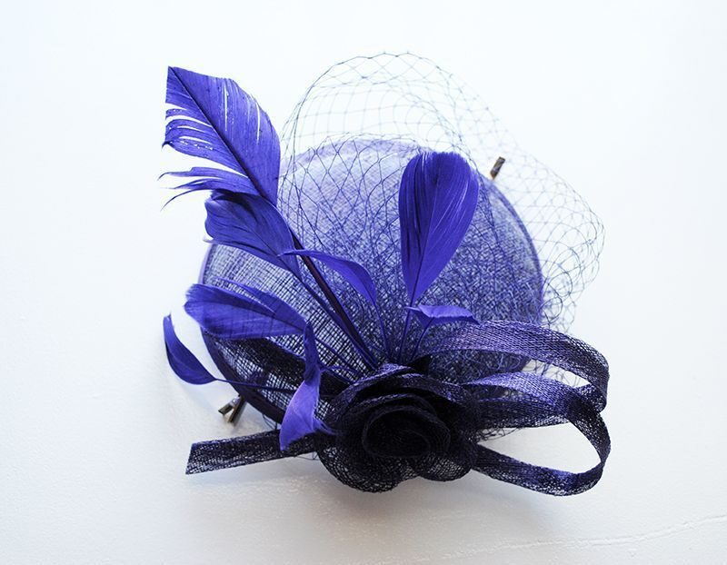 Tocado casquete morado cardenal