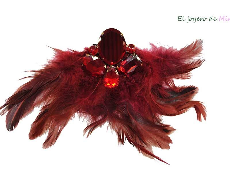 Broche granate con plumas