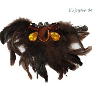 Broche marrón con plumas