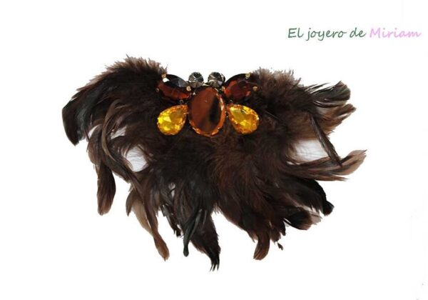 Broche marrón con plumas