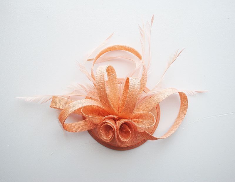 Tocado de fiesta salmón