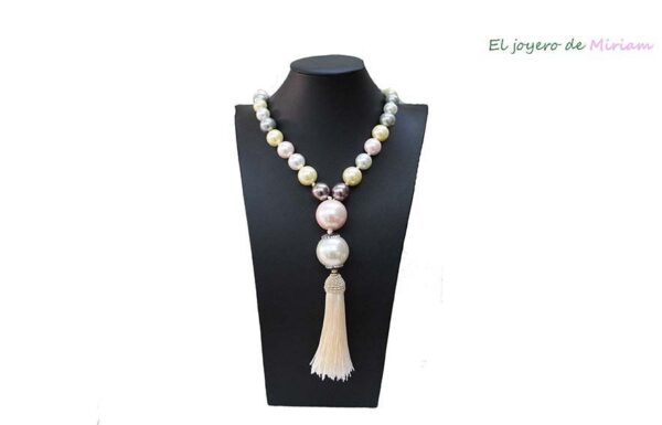 Collar perlas y flecos