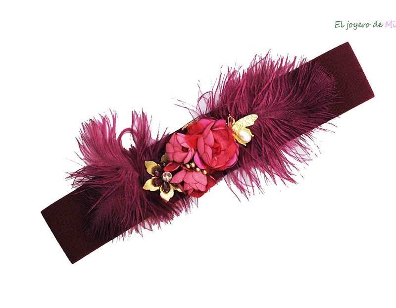 Fajín granate con plumas