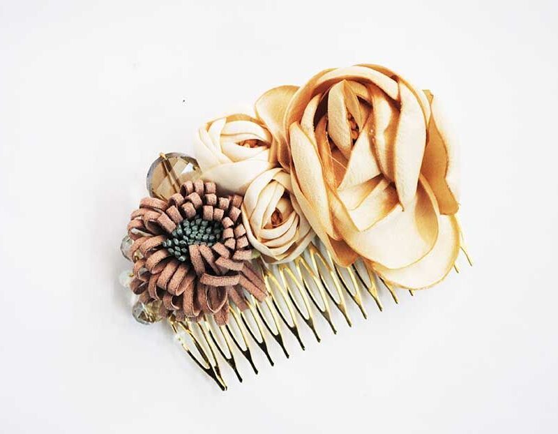 Peineta de flores beige