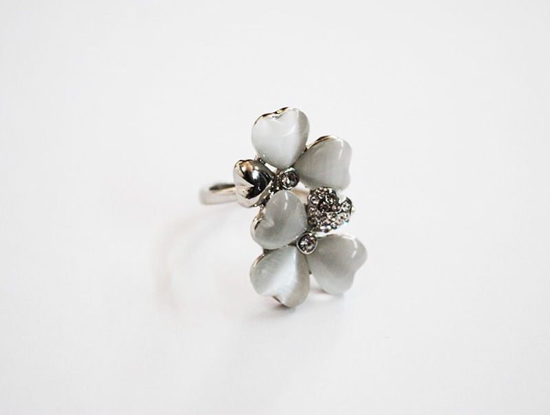 Anillo plateado flores
