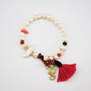 Pulsera de perlas y flecos