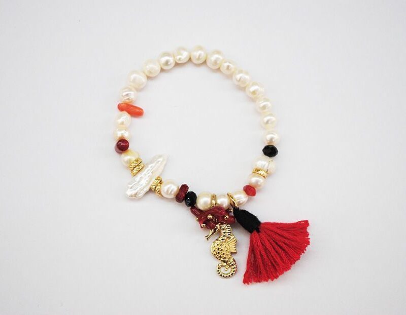 Pulsera de perlas y flecos