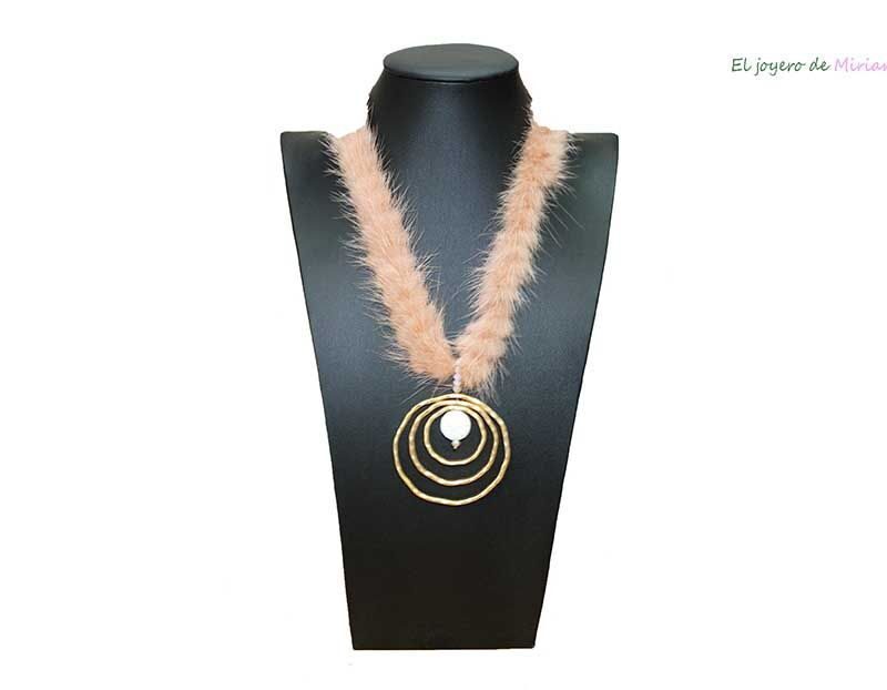 Collar pelo, perla y metal