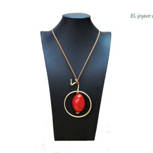 Collar metal y piedra roja