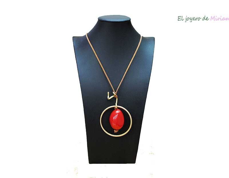Collar metal y piedra roja