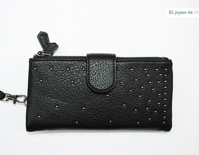 Cartera negra tachuelas