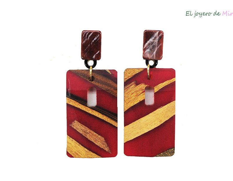 Pendientes rojos con madera