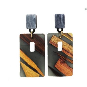 Pendientes grises con madera