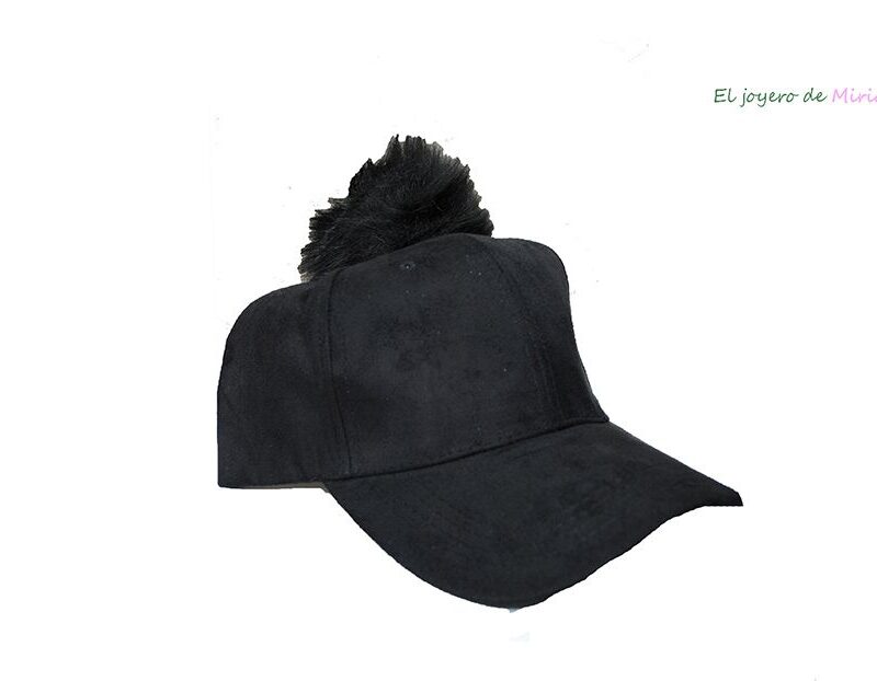 Gorra negra con pelo
