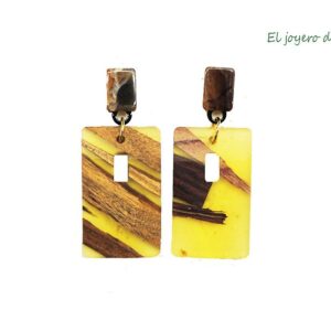Pendientes amarillos con madera