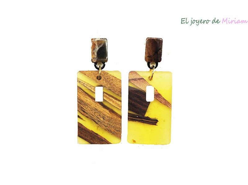 Pendientes amarillos con madera
