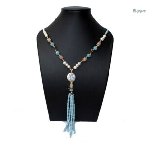 Collar largo azul con perlas