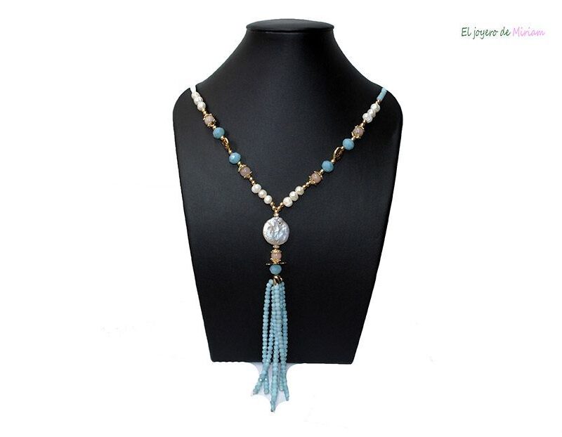 Collar largo azul con perlas