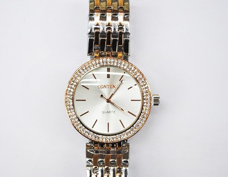 Reloj plateado y cobre