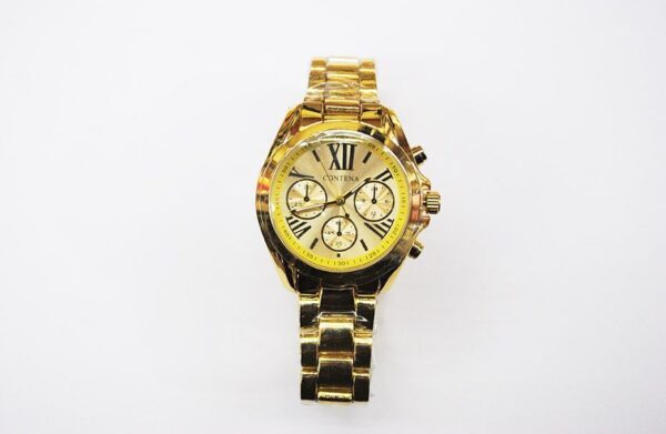 Reloj dorado de mujer