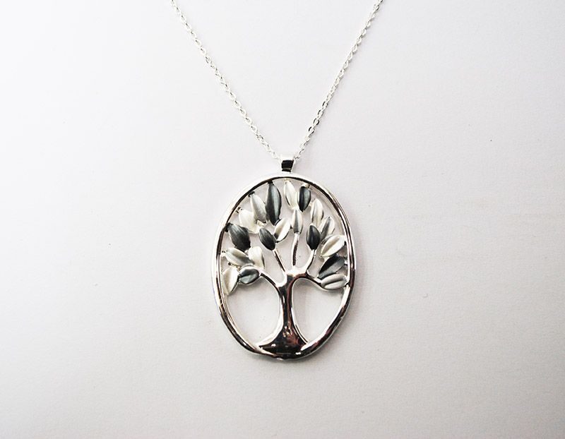 Collar plateado árbol