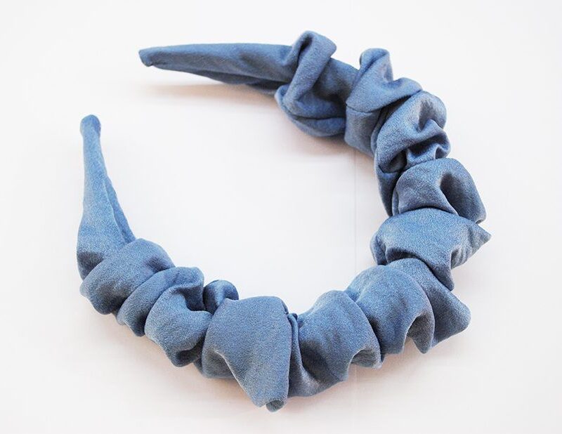 Diadema azul fruncida