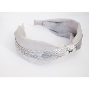 Diadema plateada con brillo