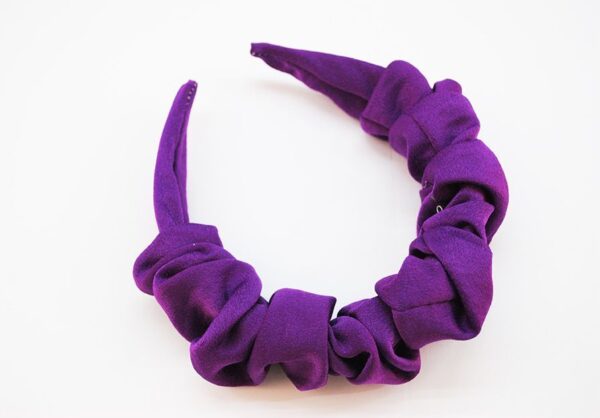 Diadema morada fruncida