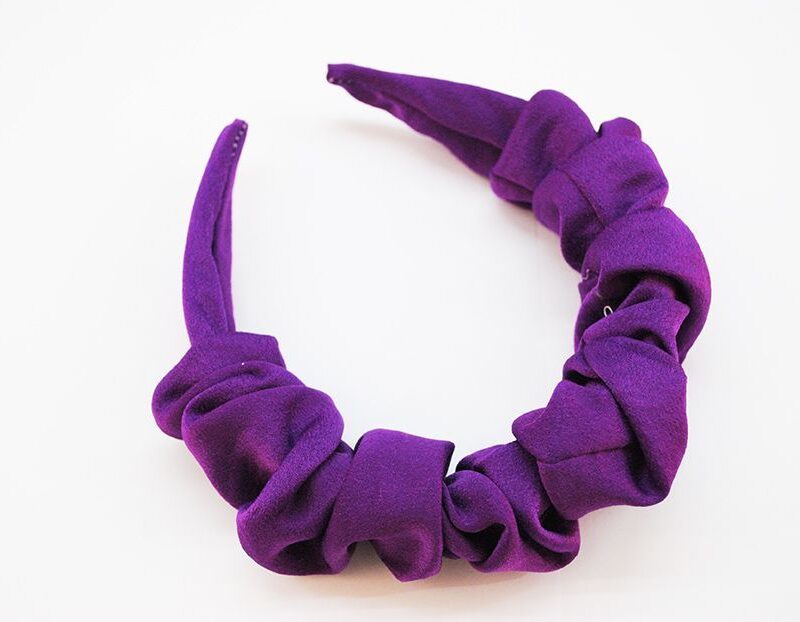 Diadema morada fruncida