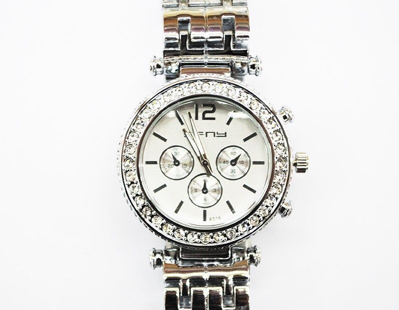 Reloj plateado brillantes