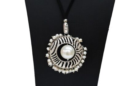 Collar de cuero y perlas - Imagen 2
