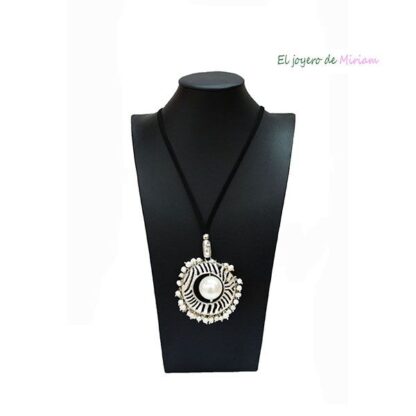 Collar de cuero y perlas