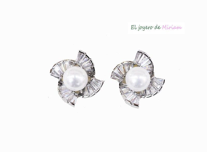 Pendientes plateados con perla