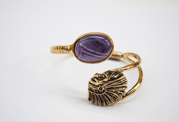 Pulsera dorada y morada