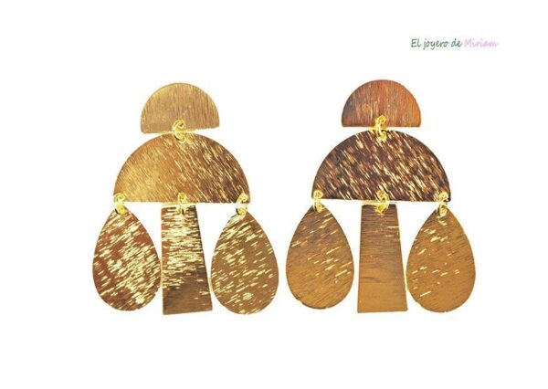 Pendientes dorados de metal