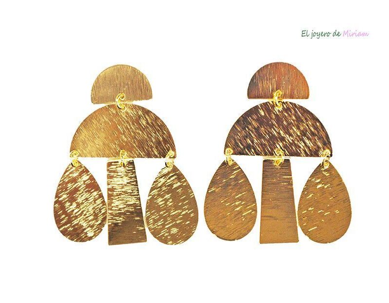 Pendientes dorados de metal