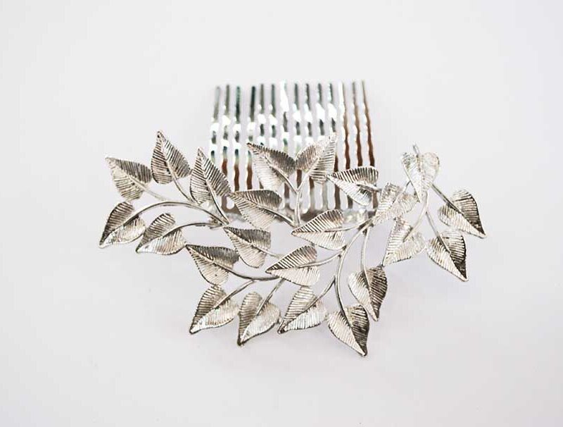 Peineta plateada con hojas