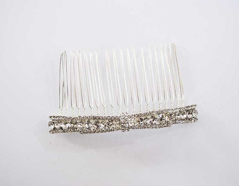 Peineta plateada con pedrería