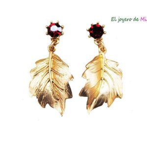 Pendientes dorados y granates