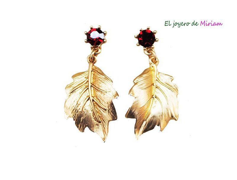 Pendientes dorados y granates