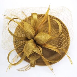 Tocado dorado con redecilla